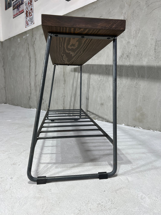 木のぬくもりと鉄のライン|玄関に馴染む収納付きベンチ